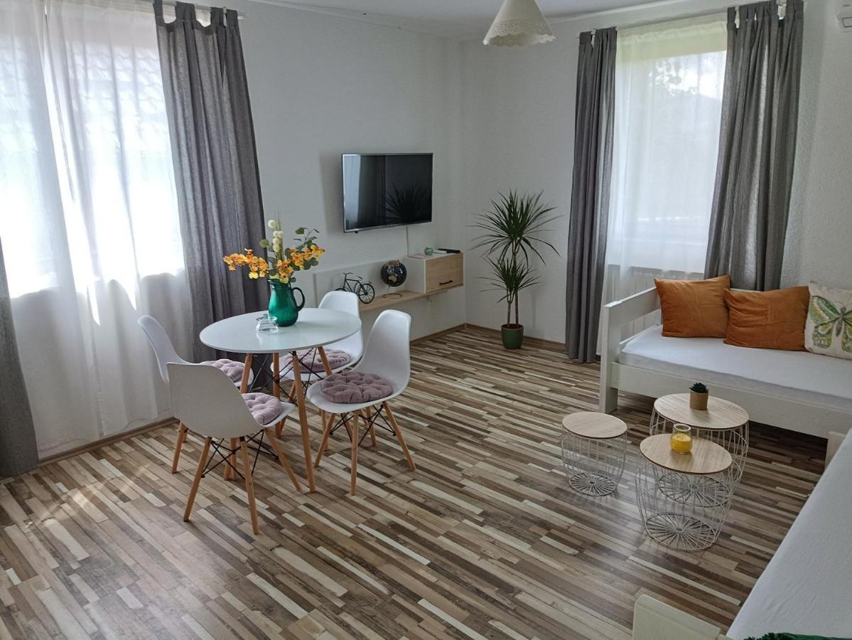 Holiday Home Ostrun ラコヴィツァ エクステリア 写真